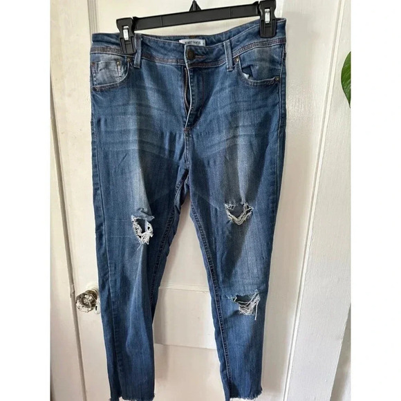 Almost Famous Women’s size 13 ripped jeans - Picture 2 of 6